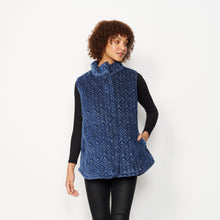 Load image into Gallery viewer, Caju Velvet Quilted Vest - Blue
